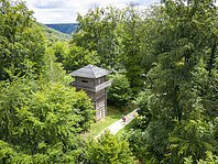 Wanderer vor dem Limesturm in Kipfenberg