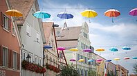bunte Schirme am Marktplatz Gunzenhausen