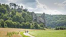 Radfahrer auf dem Altmühltal-Radweg beim Burgsteinfelsen