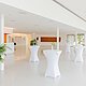 Die weißen Stehtische der Stadthalle sind im Foyer aufgestellt.