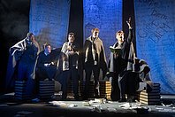 Mit Ulrich B&auml;hnk, Tobias D&uuml;rr, Tobias Gebhard, Tim Jesse Koch, Johan Richter, Baran S&ouml;nmez, Celio-Silvestre Tamele; Ausstattung: Ulrike Engelbrecht; Regie: Lea Ralfs